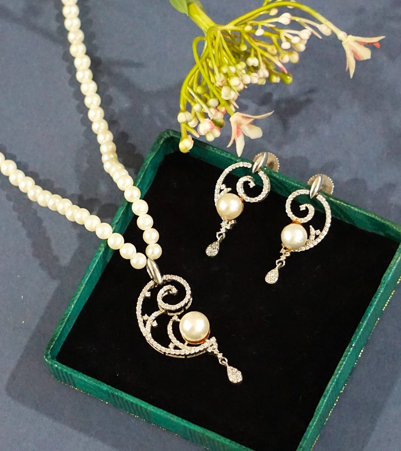 Classic Curves Pendant Set