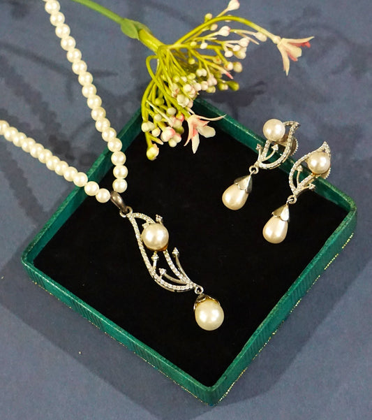 Flowy Stone Pendant Set