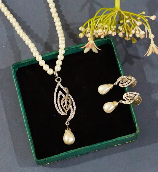 Leaf Affair Pendant Set