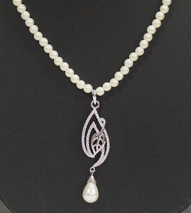 Leaf Affair Pendant Set