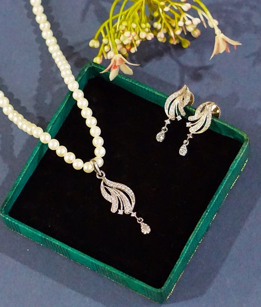 Diamond Motif Pendant Set
